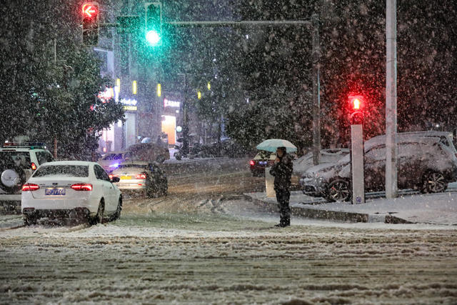 雪夜 雪中 行人