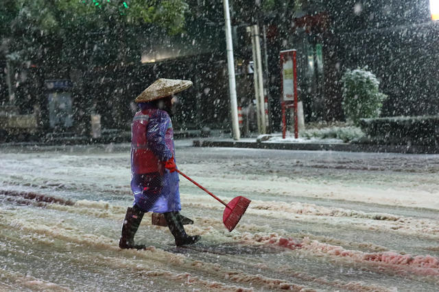 雪夜 雪中 行人