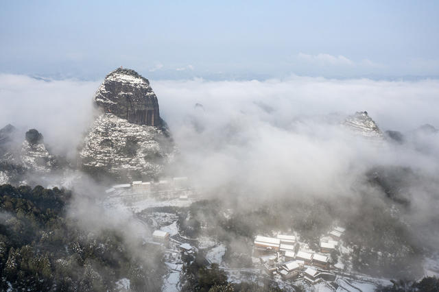 大雪 笼罩 村庄 美如画