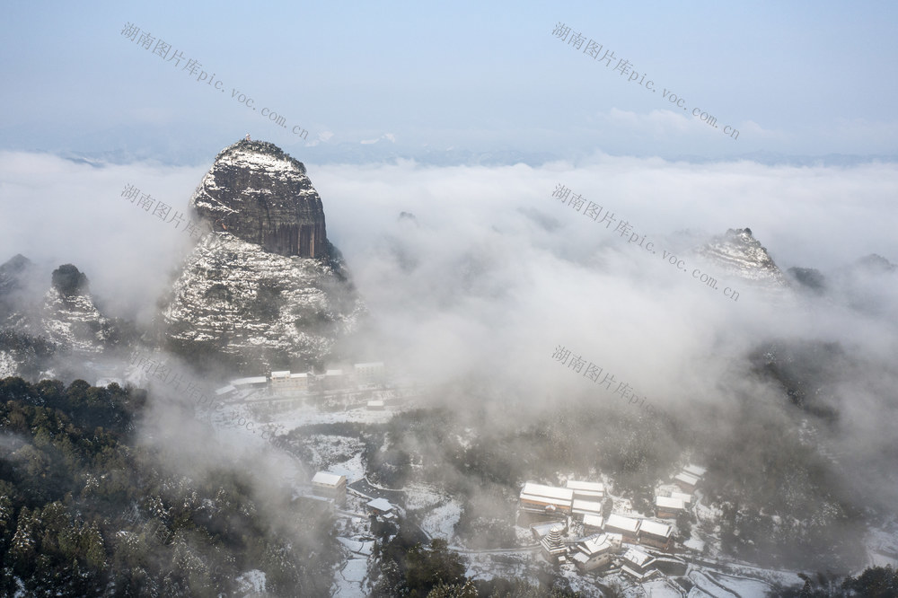 大雪 笼罩 村庄 美如画