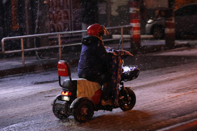雪夜 雪中 行人