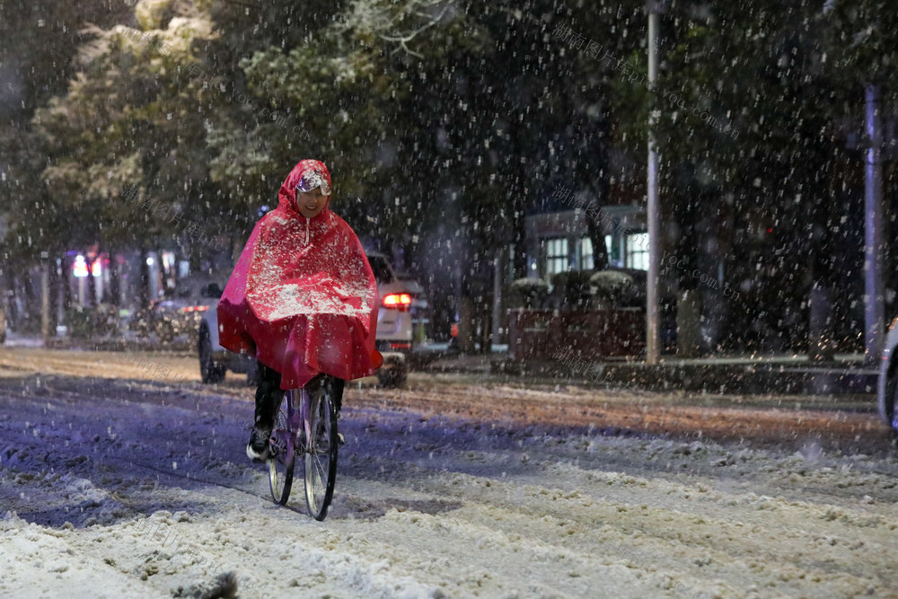 雪夜 雪中 行人