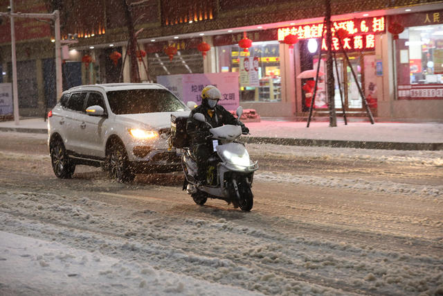 雪夜 雪中 行人