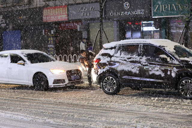 雪夜 雪中 行人
