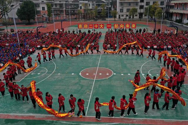 学校 学生 舞龙 迎接 爱国 教育 第一课
