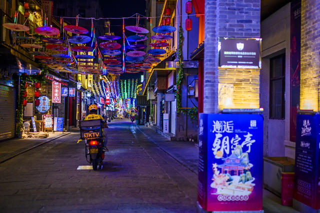 长沙老街  开福区  北正街
北城的主干道   唐代   明清时期   整体拆除    潮宗街与黄兴北路交汇   “有机更新”。