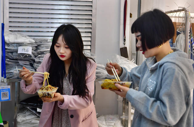 株洲 芦淞服饰市场 穿版模特 服饰产业 直播带货