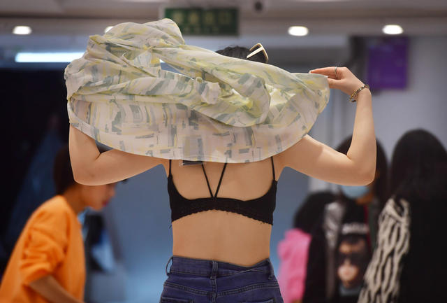 株洲 芦淞服饰市场 穿版模特 服饰产业 直播带货