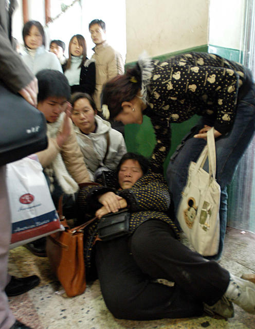老人晕倒　警民急救 长沙火车站