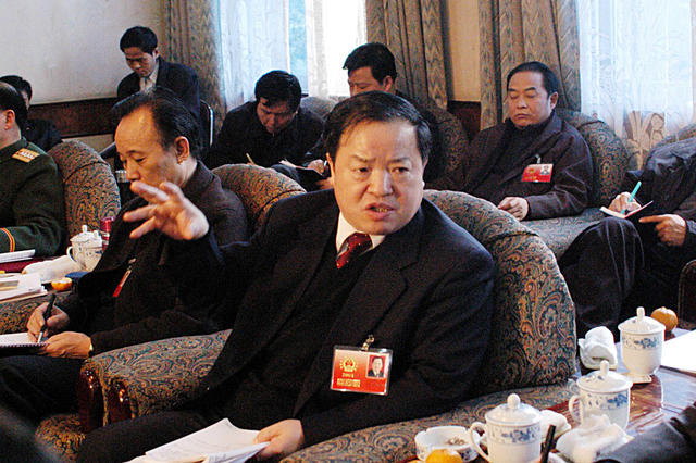 湖南省十届人大二次会议 周伯华参加自治州代表团讨论