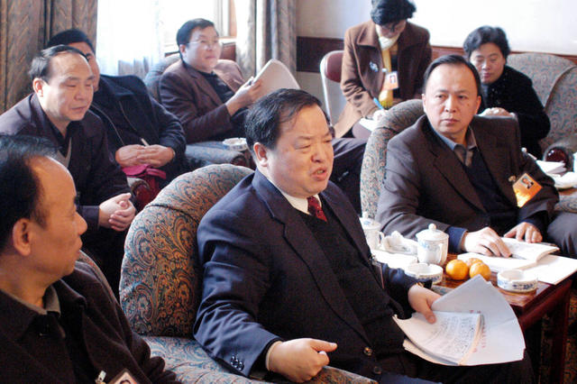 湖南省十届人大二次会议 周伯华参加自治州代表团讨论