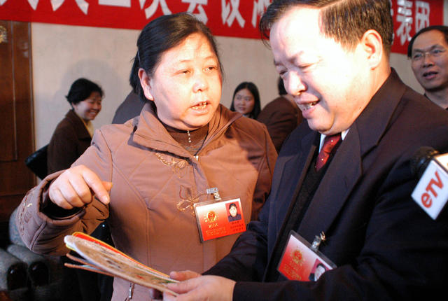 湖南省十届人大二次会议 周伯华参加自治州代表团讨论