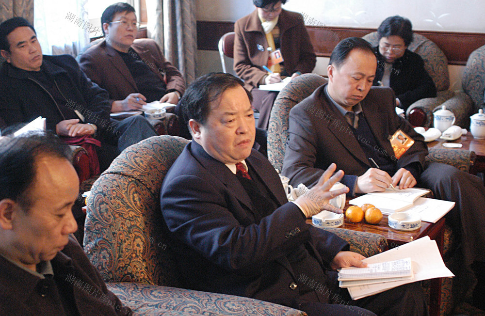 湖南省十届人大二次会议 周伯华参加自治州代表团讨论