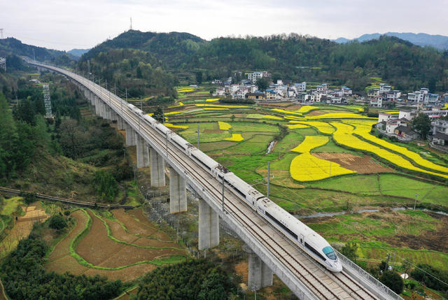 凤凰  张吉怀高铁 油菜花 美丽乡村