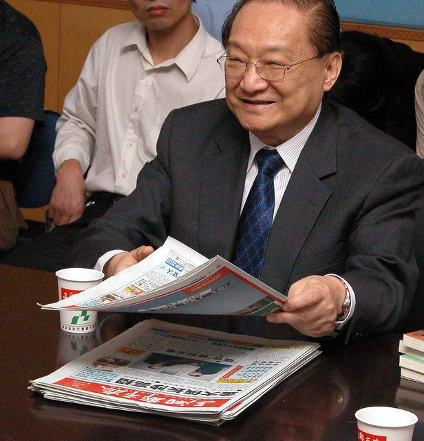 金庸  三湘都市报  名誉顾问
“三湘多才俊，都市汇豪英”