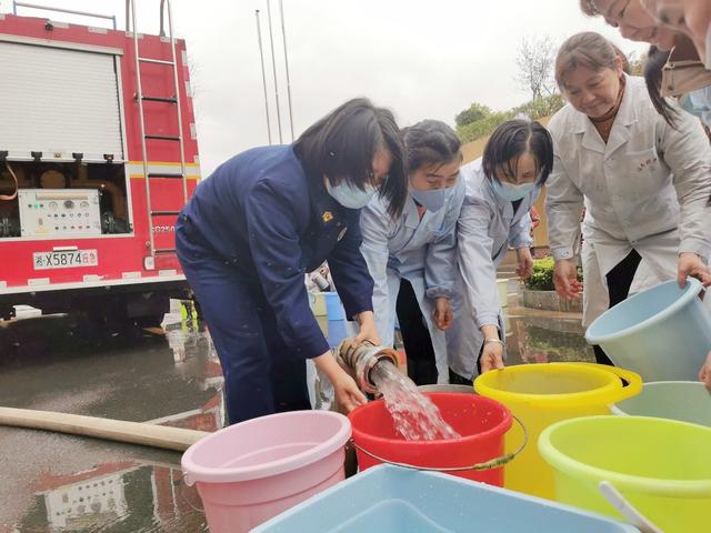 消防车秒变“送水车”  25吨“及时水” 解养老院“燃眉急”