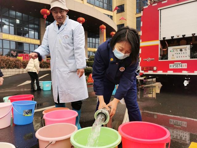 消防车秒变“送水车”  25吨“及时水” 解养老院“燃眉急”