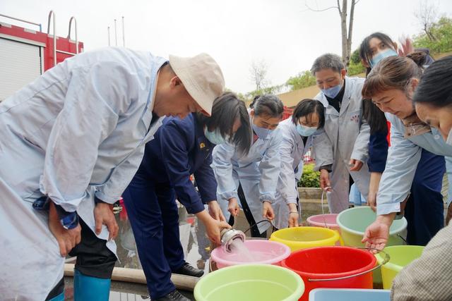  The fire truck turns into a "water truck" with 25 tons of "timely water" to solve the "burning eyebrows" problem of the nursing home