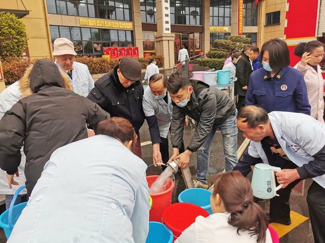 消防车秒变“送水车”  25吨“及时水” 解养老院“燃眉急”