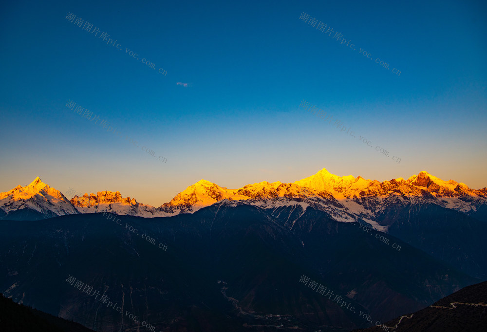 山川  雪山  日照金山  梅里雪山  云南迪庆州