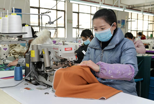 疫情防控
防疫措施
企业生产
订单产品
国内外市场
防疫生产两不误
经开区  车间  工人

工厂企业
产销两旺