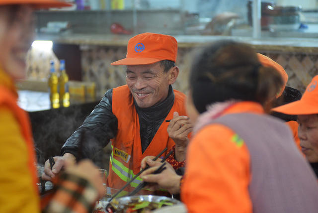 喷香团年饭 情暖环卫工