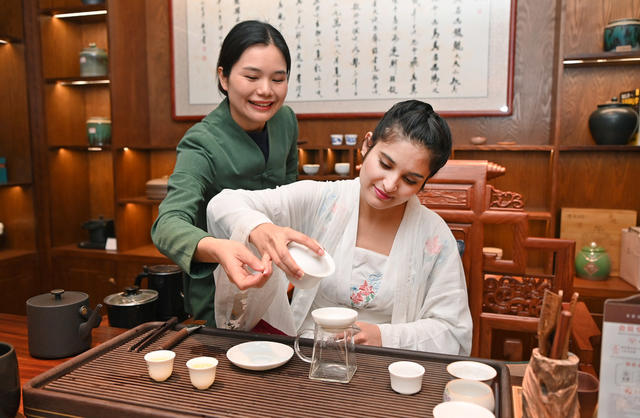 留学生爱上中国茶文化
