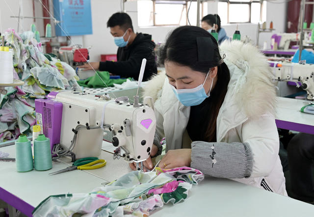 疫情防控
防疫措施
企业生产
订单产品
国内外市场
防疫生产两不误
经开区  车间  工人

工厂企业
产销两旺