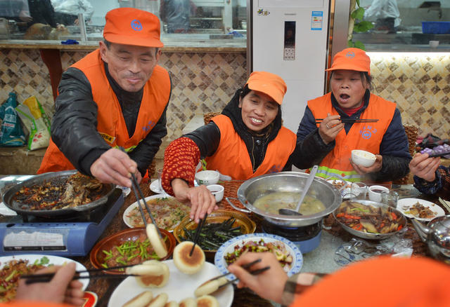 喷香团年饭 情暖环卫工