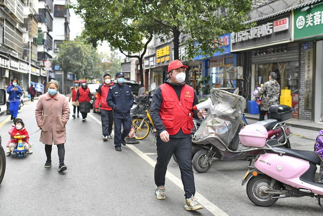 戴口罩 个人防护 抗疫 街头