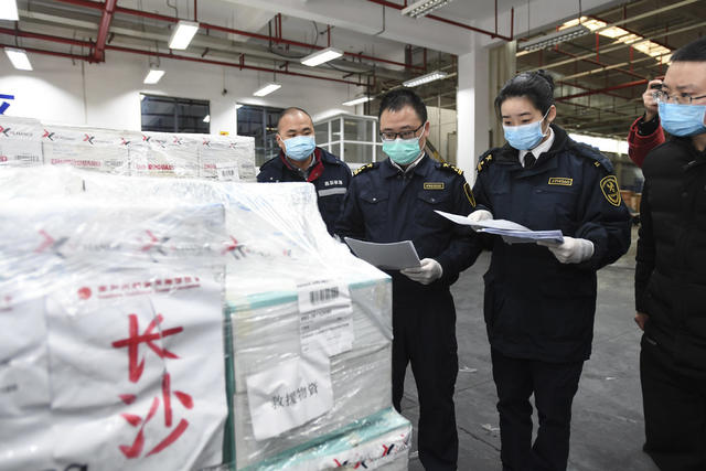 长沙黄花国际机场 防护服 抗疫物资 抗疫 海外侨胞  