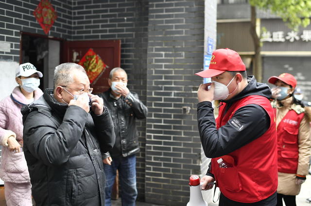 戴口罩 个人防护 抗疫 街头