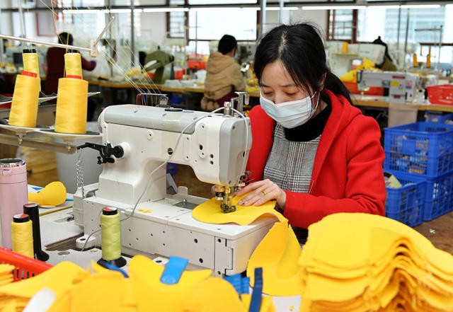 企业生产 排忧解难 服务企业  企业    疫情期间服务企业“不打烊”鞋类 人社 金融  疫情 工人  经济效益  就业