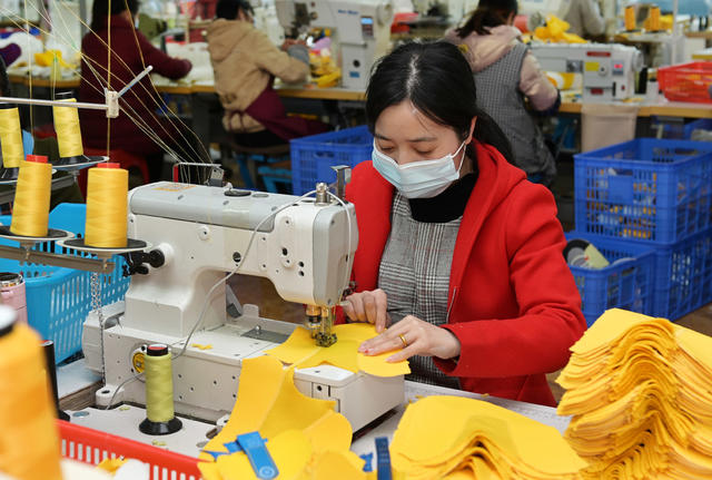 企业生产 排忧解难 服务企业  企业    疫情期间服务企业“不打烊”鞋类 人社 金融  疫情 工人  经济效益  就业