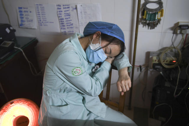 娄底市中心医院 睡姿 医护人员 白衣天使 