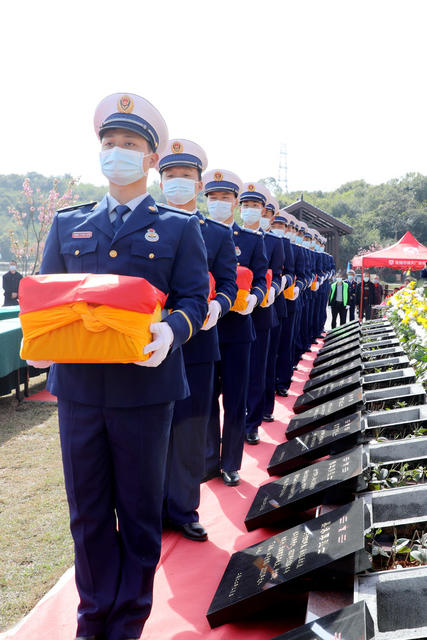  Jiang Kaibin, a martyr who died heroically, moved to bury the martyr's tomb