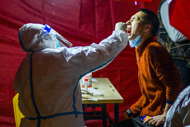 风雨无阻   长沙抗疫  荷花池社区  核酸采集