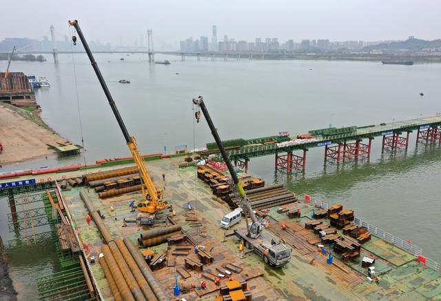 长沙市兴联路过（湘）江通道项目，正在进行水中桩基施工。
