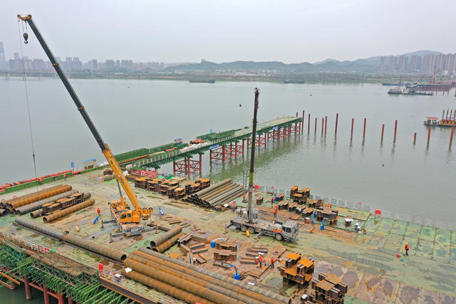 长沙市兴联路过（湘）江通道项目，正在进行水中桩基施工。