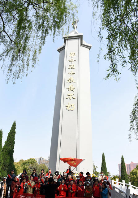 清明节  革命烈士  纪念碑  修葺  缅怀  慰藉
