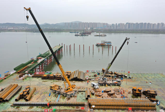 长沙市兴联路过（湘）江通道项目，正在进行水中桩基施工。