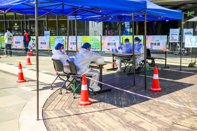 街头巷尾检核酸   长沙市开展第六轮全员核酸检测