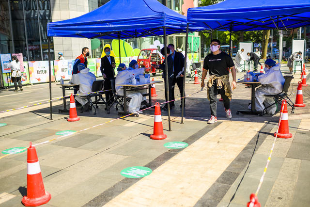 街头巷尾检核酸   长沙市开展第六轮全员核酸检测
