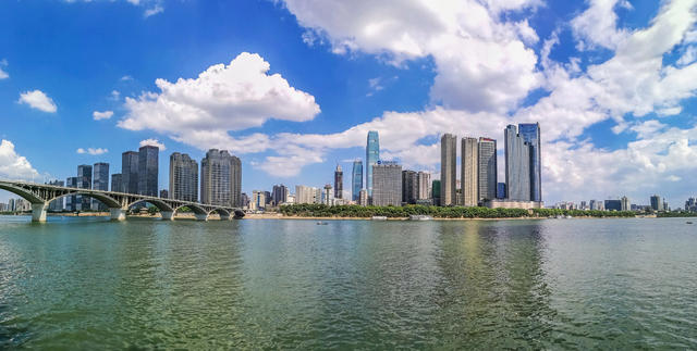 湘江东岸，山水洲城，长沙市