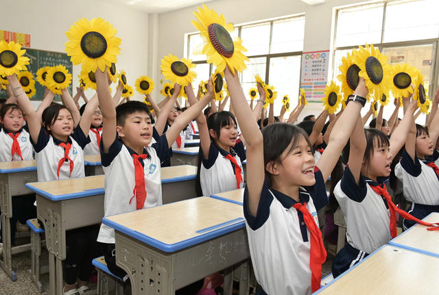 教育 课前一支歌 学生 课堂  唱歌
喜迎二十大  歌曲 学校  