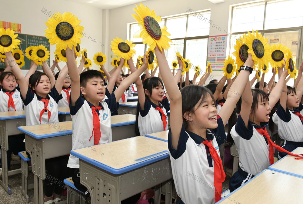 教育 课前一支歌 学生 课堂  唱歌
喜迎二十大  歌曲 学校  