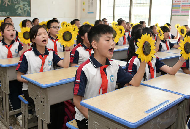 教育 课前一支歌 学生 课堂  唱歌
喜迎二十大  歌曲 学校  
