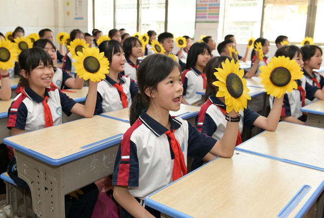 教育 课前一支歌 学生 课堂  唱歌
喜迎二十大  歌曲 学校  