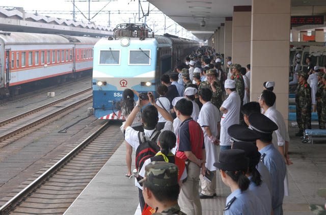四川地震   受伤同胞 入湘