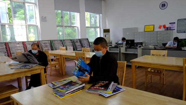 图书馆，书香依旧，有序开放，借阅书籍、阅读报刊